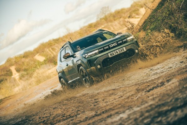 Плюсове - отлично съотношение цена/качество, има лек характер и приятно управление, по-просторен от първите версии

Минуси - интериорните технологии са малко капризни, все още се усеща малко евтин на места, дизеловата опция е премахната

За каране извън утъпканите пътеки при ограничен бюджет - Dacia Duster 4x4 все още има успехи. Не е толкова евтин, колкото беше (сега няма версия за начално ниво на достъп), но все още има добра стойност. Бюджетният кросоувър на румънците сега е по-изтънчен, по-управляем, по-ефективен там, където има значение. И просто по-приятен.

По отношение на комплекта за офроуд - Duster не е толкова изчерпателно оборудван като другите в този списък, но получавате достатъчно, за да можете да се справяте с пустинята с увереност.

Система за задвижване на четирите колела ви позволява да изберете по-икономичен режим само с предно предаване за хубав път, който автоматично включва задния мост, когато засече буксуване на колелата. Lock задава разделянето на въртящия момент на 50/50 за най-добро сцепление извън пътя.

Има и по-къса първа предавка за изкачване по стръмни склонове плюс контрол при спускане по хълм. И все пак най-добрите офроуд качества на Duster са приличен пътен просвет и сравнително ниско собствено тегло, което му позволява да преминава през някои препятствия, които биха потопили съперници в тежка категория. 